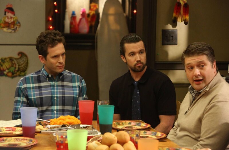 v.li.: Dennis Reynolds (Glenn Howerton), Mac (Rob McElhenney), Bill Ponderosa (Lance Barber) – Bild: Bluebush Productions, LLC