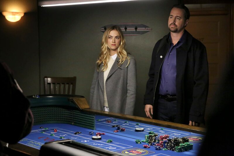 Nachdem der US-Marine und Sohn eines Senators Chandler Phillips nach einem Sturz in Lebensgefahr schwebt, versuchen Bishop (Emily Wickersham, l.) und McGee (Sean Murray, r.) herauszufinden, wie es dazu kam. – Bild: MMXVI by CBS Studios Inc.All rights reserved