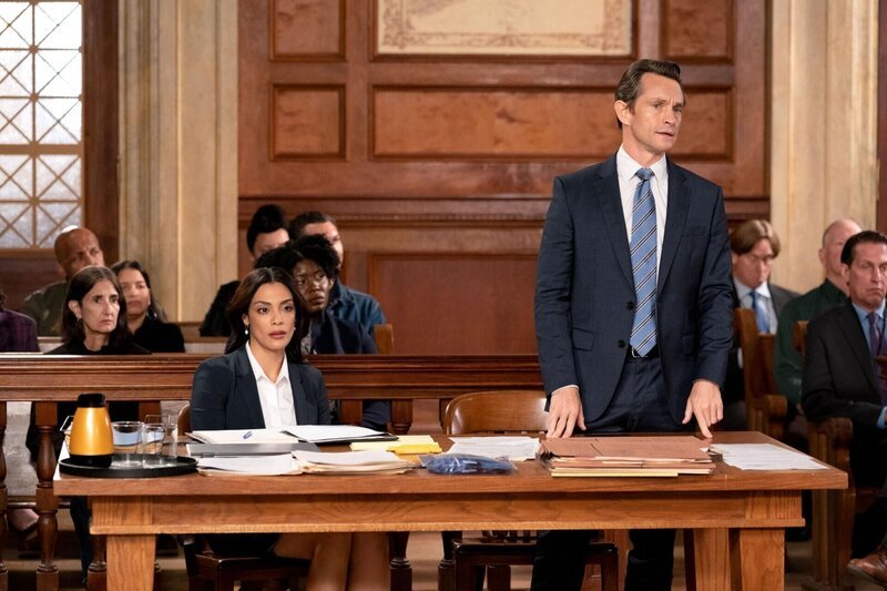 l-r: ADA Samantha Maroun (Odelya Halevi), Executive ADA Nolan Price (Hugh Dancy) – Bild: RTL /​ 2022 Universal Television LLC