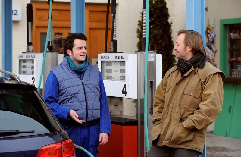 Gregor schafft es, Flori wieder aufzubauen. Von links: Florian (Tommy Schwimmer) und Gregor Brunner (Holger M. Wilhelm). – Bild: BR/​Marco Orlando Pichler