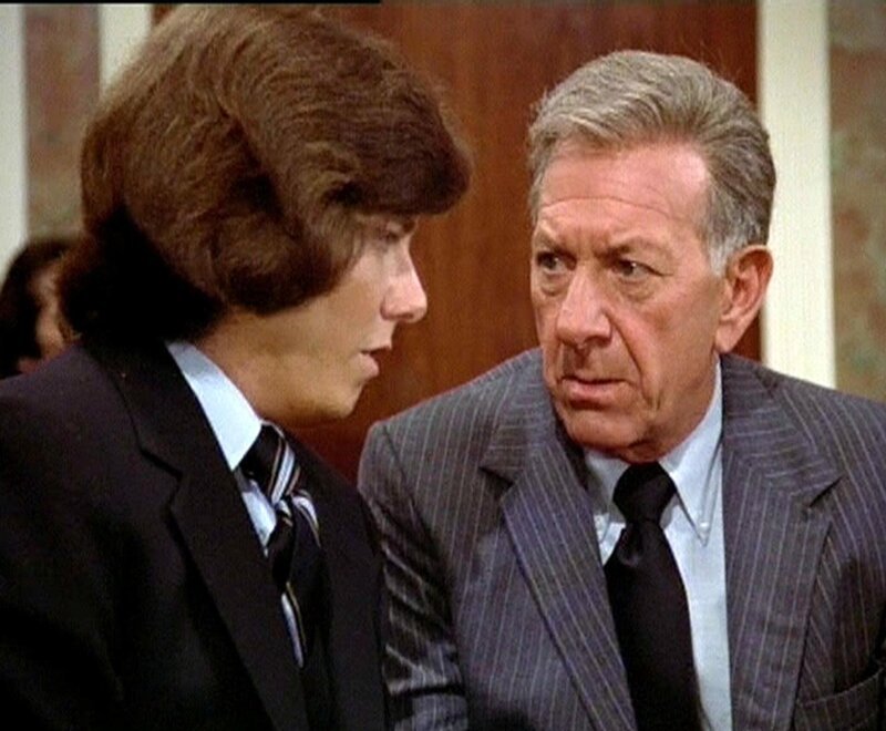 Quincy (Jack Klugman) versucht den am Tourett-Syndrom erkrankten Tony (Paul Clemens) zu überzeugen, vor dem Kongress auszusagen. – Bild: RTLup