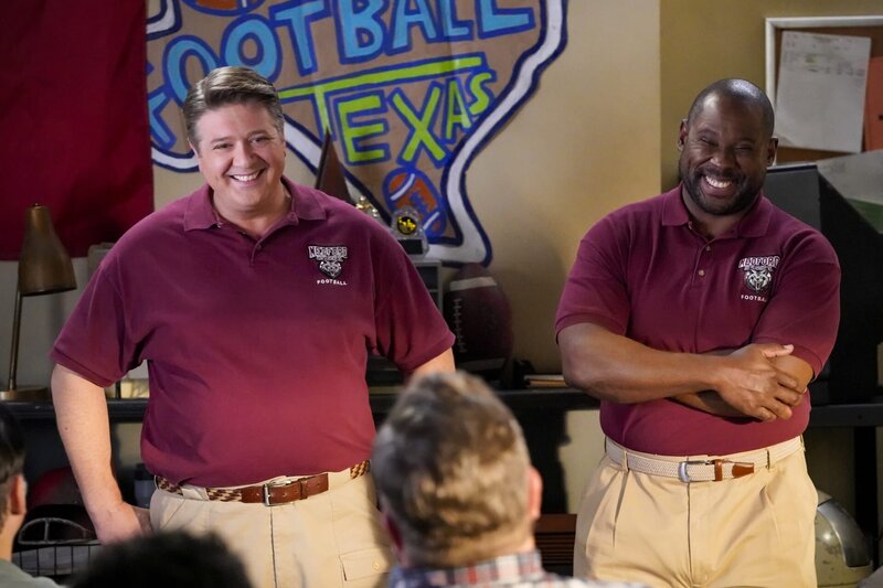 George Cooper sen. (Lance Barber, l.); Coach Wilkins (Doc Farrow, r.) – Bild: Warner Bros. Entertainment Inc.