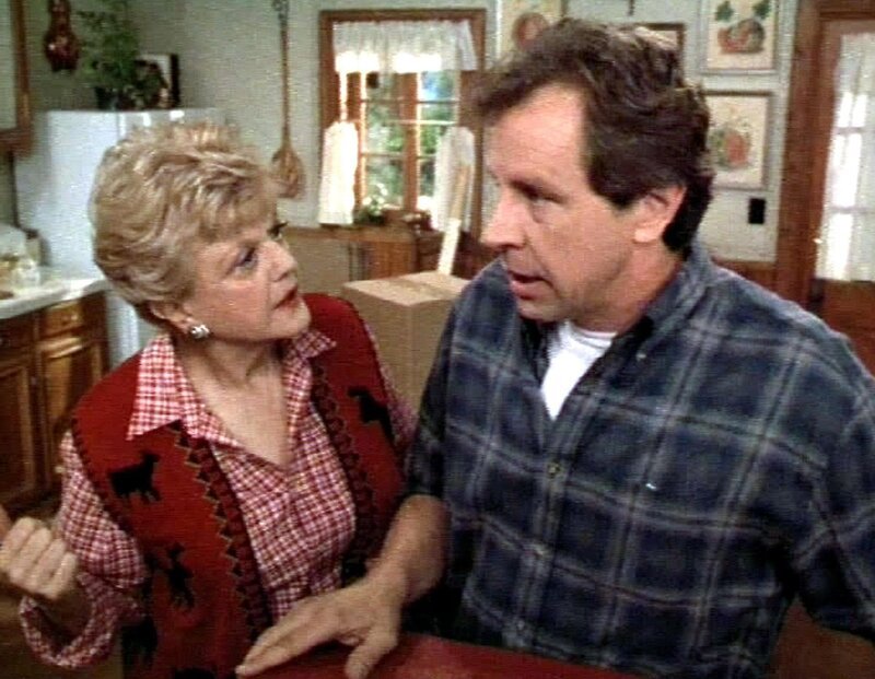 Jessica Fletcher (Angela Lansbury) ist wütend auf den Handwerker Charles Weatherly (Richard Gilliland), der es nicht schafft, ihre Küche fertig einzurichten. – Bild: RTLup