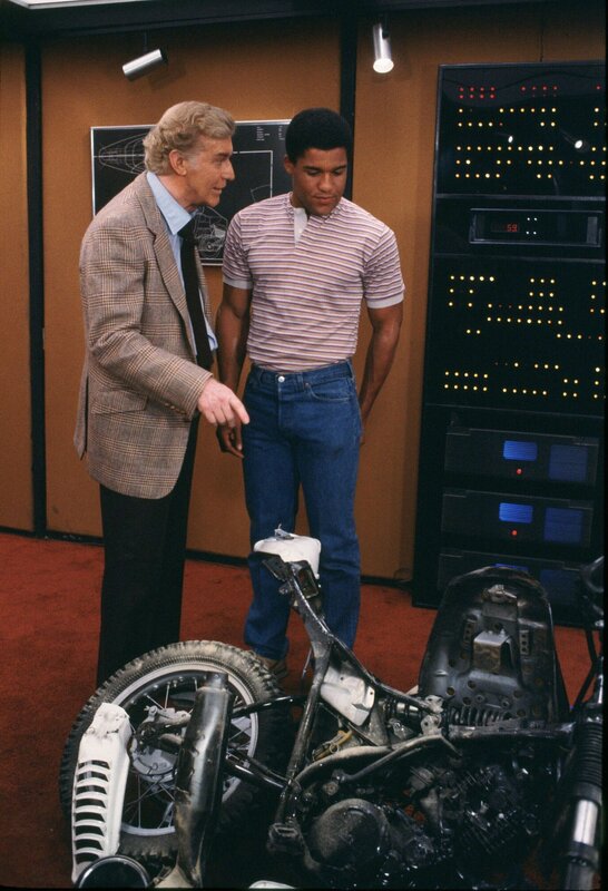 l-r: Devon Miles (Edward Mulhare), RC3 (Peter Parros) – Bild: Universal City Studios LLLP