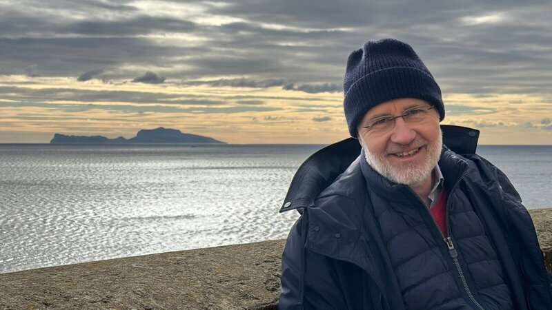 Harald Lesch macht sich am Golf von Neapel ein Bild von den Phlegräischen Feldern, einem unterirdischem Vulkangebiet, das bei einem Ausbruch die Dimension eines Supervulkans erreichen könnte – mit möglichen Auswirkungen auch auf uns in Deutschland. – Bild: ZDF und Stefanie Sonnentag
