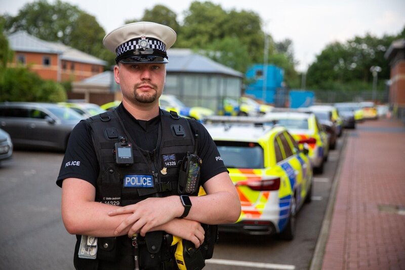PC Chris Wells-Jackson by ANPR car – Bild: Mentorn Media