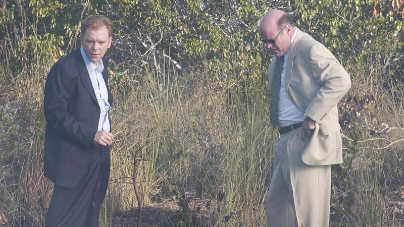 Noch während die Ermittler den Tatort betrachten, findet Horatio (David Caruso, l.) eine weitere Leiche und zeigt sie Detective Tripp (Rex Linn). Diesmal ist es eine Frau, die starke Schädelverletzungen und menschliche Bissspuren in ihrer Brust aufweist. – Bild: MG RTL D /​ CBS