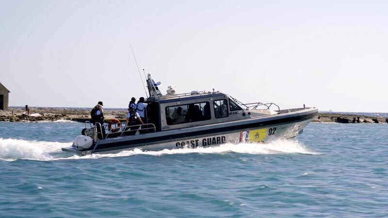 Die Küstenwache fängt ein Boot mit Flüchtlingen ab – Bild: National Geographic