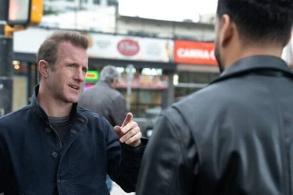 L-R: Jason Grant (Scott Caan) und Mike Sherman (Ryan Broussard) – Bild: Fox Media LLC /​Sony Pictures Television