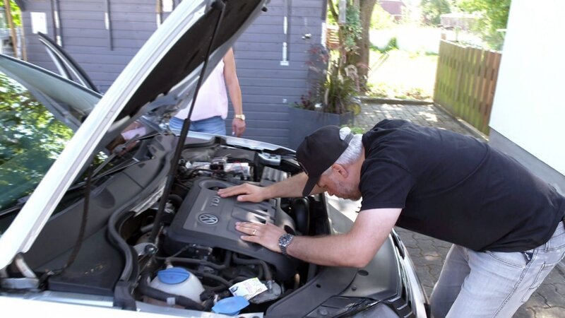 Experte Sidney schaut sich das Innenleben des Passat an – Bild: RTLZWEI