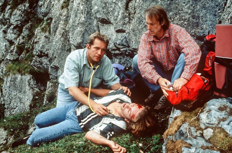 (v.l.n.r.) Dr. Justus Hallstein (Harald Krassnitzer); Olli Köhler (Sebastian Mayr); Paul Reuther (Siemen Rühaak) – Bild: ORF/​Beta Film