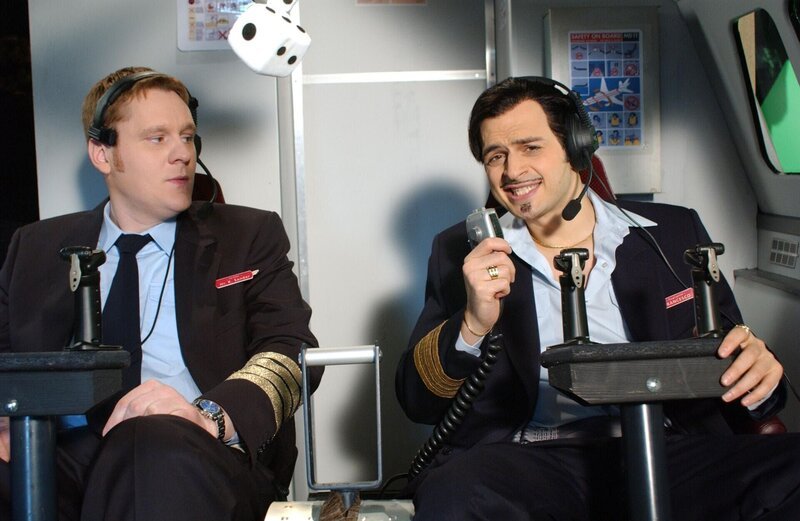 Francesco (Kaya Yanar, r.) versucht zusammen mit Keirut Wenzel (l.) das Flugzeug zu fliegen. Kann das gutgehen? – Bild: SAT.1 / Ralf Jürgens Francesco (Kaya Yanar, r.) versucht zusammen mit Keirut Wenzel (l.) das Flugzeug zu fliegen. Kann das gutgehen? – Bild: SAT.1 / Ralf Jürgens