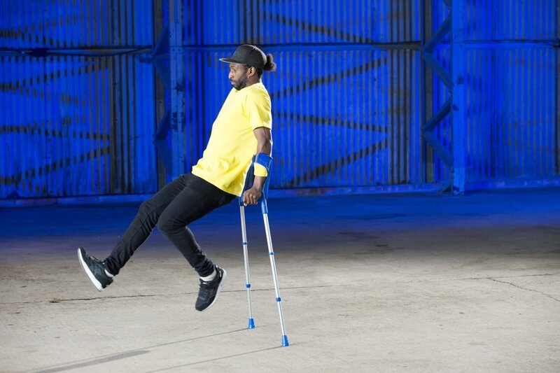 Chima Akenzua demonstrating how crutches can act as an inverted pendulum. – Bild: Miles Warwood /​ National Geographic