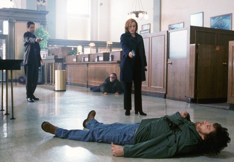 (v.l.n.r.) Fox Mulder (David Duchovny); Dana Scully (Gillian Anderson); Bernard (Darren Burrows) – Bild: Twentieth Century Fox Film Corporation
