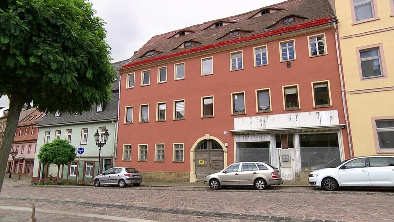 Matthias und Heike haben sich ein Mehrfamilienhaus mit sechs Wohnungen für 50.000 Euro gekauft. Zwei der Wohnungen will das Paar für sich ausbauen. Doch bis es soweit ist, muss das Haus erst einmal komplett saniert werden. – Bild: RTLZWEI