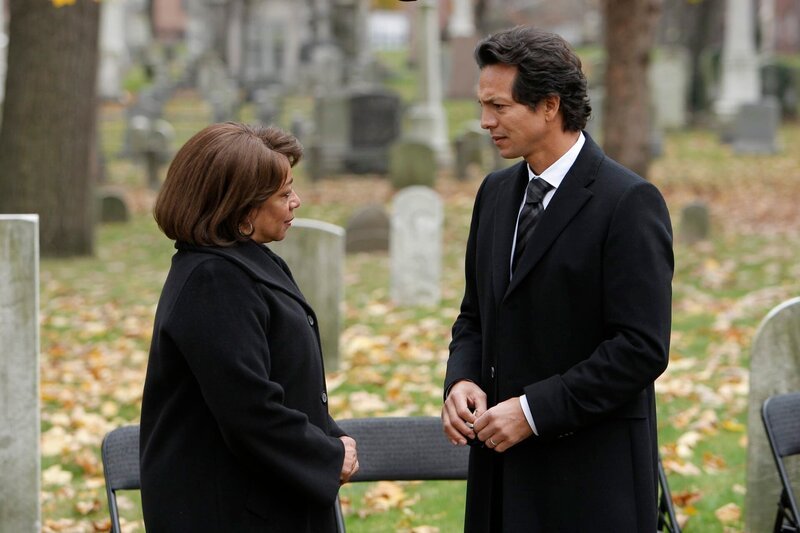 Pictured: (l-r) S. Epatha Merkerson as Lt. Anita Van Buren, Benjamin Bratt as Rey Curtis – Bild: Will Hart /​ NBC Universal, Inc