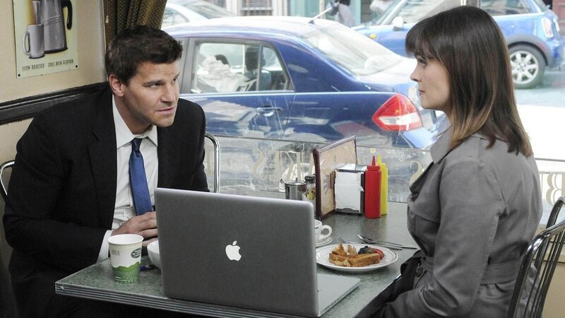 Booth (David Boreanaz) und Brennan (Emily Deschanel) müssen den Tod eines bekannten Fernsehmoderators aufklären, der angeblich von einem mysteriösen Fabelwesen umgebracht wurde. – Bild: RTL