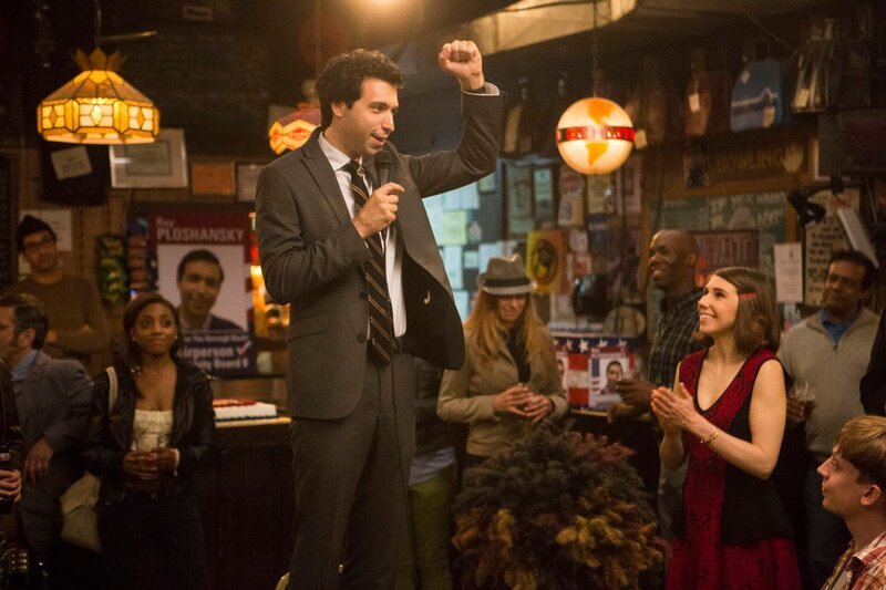 Shoshanna (Zosia Mamet, r.) unterstützt Ray (Alex Karpovsky, l.) in seinem politischen Vorhaben. – Bild: Turner /​ (C) 2014 HOME BOX OFFICE, INC. ALL RIGHTS RESERVED.