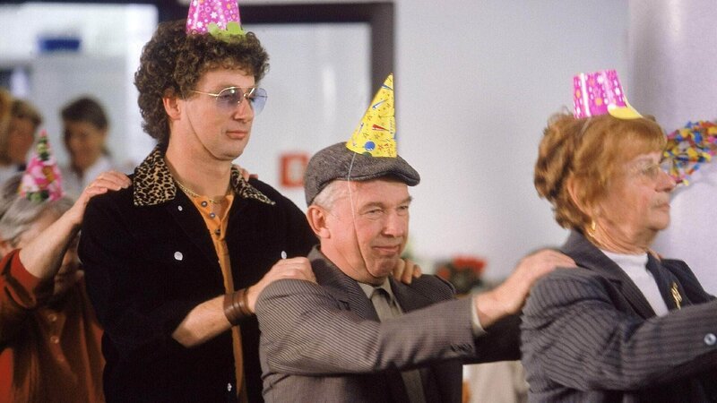 Nicht nur dass Opa Pläte (Jürgen Mikol, M.) Atze zu einem bunten Altennachmittag mitgeschleppt hat – jetzt auch noch eine Polonäse! Atze (Atze Schröder, l.) bleibt auch nichts erspart! – Bild: MG RTL D