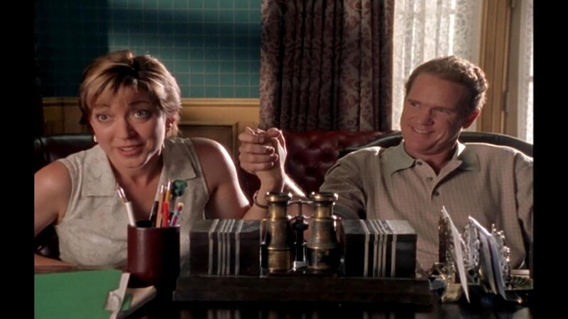 Ein junges Ehepaar (Julie Pop, Josh Clark) kauft ein Haus, auf dem ein Fluch lastet. Dessen Wirkung lässt nicht lange auf sich warten und die Bewohner werden mit Arbeitslosigkeit, Verarmung, Scheidung und blutenden Geschwüren an den Füßen geschlagen? – Bild: RTLZWEI