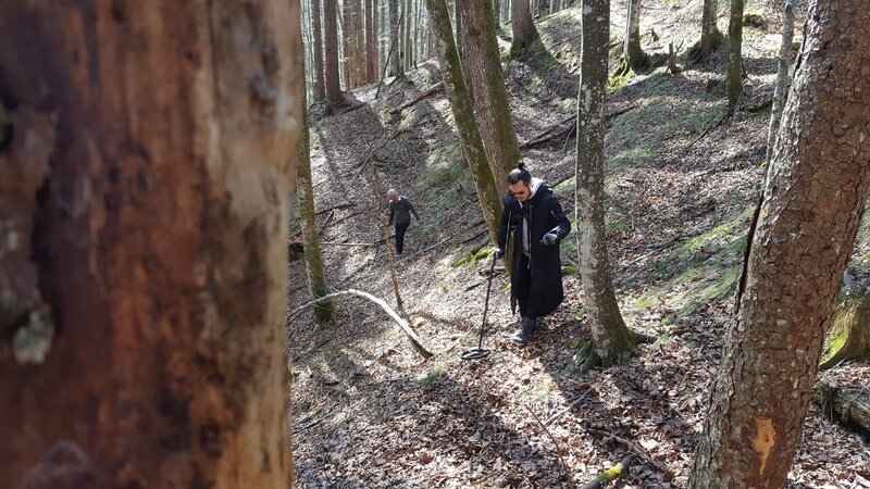 MITTENWALD, GERMANY – Sam Willis and Robert Joe are using metal detectors to see what they can find in the mountains of Mittenwald, Germany. In April 1945, the Nazi transported 730 gold bars from Berlin to Mittenwald to hide from the advancing Allies. It was believed that some went missing. This story gives a hope for treasure hunters that hidden gold is still out there to be found.   (photo credit: FIC Singapore/​Tom Lindley) – Bild: FIC Singapore