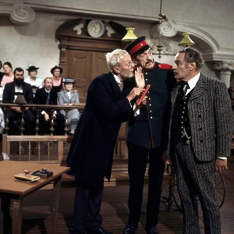 Nur mit Muehe kann der Wachtmeister den Schmied Thomas Huber davon abhalten, auf den Irren-Professor Radlinger loszugehen. Denn fuer den Professor ist der Schmied ein Irrer, der in seine Behandlung gehoert. (v.l.n.r.: Georg Lehn, Georg Blaedel, Sepp Rist). : Honorarfrei lediglich fuer Ankuendigungen und Veroeffentlichungen im Zusammenhang mit obiger BR-Sendung bei Nennung: Bild: BR . Andere Verwendungen nur nach entsprechender vorheriger schriftlicher Vereinbarung mit dem BR-Bildarchiv, Tel. 089 /​ 5900 3040, Fax 089 /​ 5900 3284. – Bild: „Bild: BR/​ZDF/​Neu