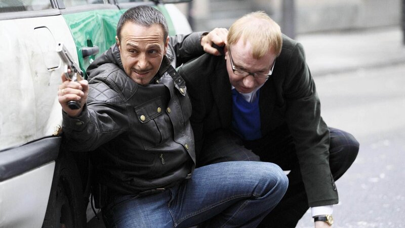 Semir (Erdogan Atalay, li.) wird schlagartig klar, dass Thorsten Markwart (Ludger Pistor) das Ziel des Anschlags ist. – Bild: MG RTL D /​ Guido Engels