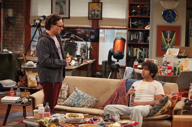 Nach einem schrecklichen Date ist Raj (Kunal Nayyar, r.) frustriert und will seine Wohnung nie wieder verlassen. Leonard (Johnny Galecki, l.) versucht, ihn etwas aufzubauen, doch wird es ihm gelingen? – Bild: Warner Bros. Television