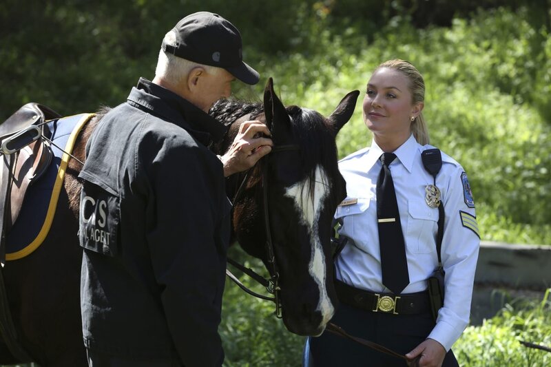 Leroy Jethro Gibbs (Mark Harmon, l.) und Polizistin May Dawson (Elisabeth Röhm, r.) – Bild: PLURIMEDIA (CBS Broadcasting Inc.)
