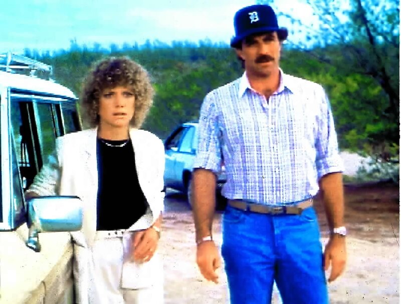 Die Rundfunkmoderatorin Holly Hudson (Gretchen Corbett) beauftragt Magnum (Tom Selleck), nach ihrer großen Liebe Don Cassidy zu suchen. Doch Magnum ahnt nicht, dass Holly nur Rache an Don üben will … – Bild: Kabel Eins