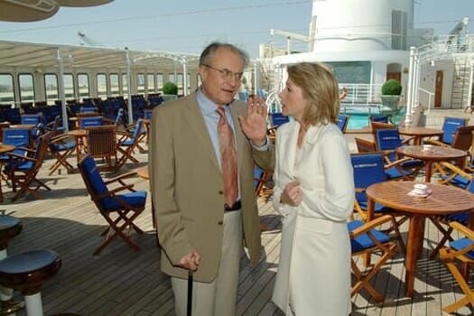 Herbert Albrecht macht seiner Frau Helen schwere Vorwürfe und wendet sich von ihr ab. (Dietrich Mattausch, Franziska Stavjanik) – Bild: port.hu