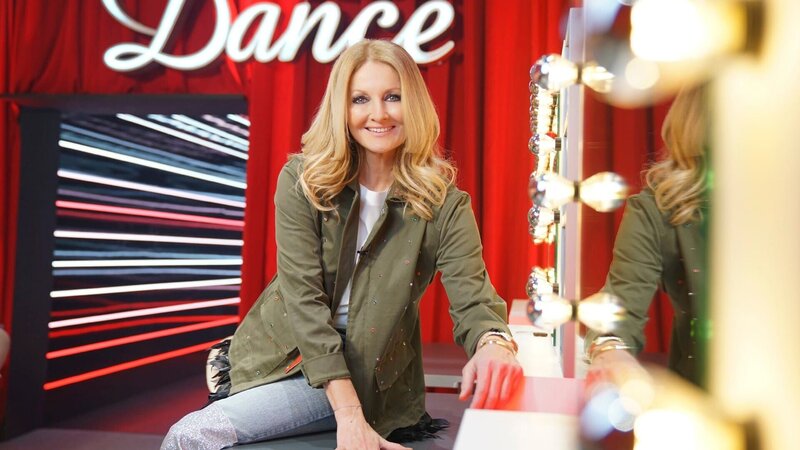 In „Exclusiv Spezial“ schaut Frauke Ludowig im Anschluss an die Show hinter die Kulissen. Mit Kandidaten und prominenten Gästen fängt sie erste Emotionen und Stimmungen ein und enthüllt spannende Details zu den Liveshows (Archivbild) – Bild: TVNOW /​ Stefan Gregorowius /​ Let’s Dance /​