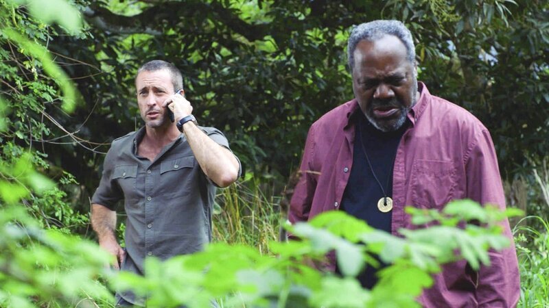 „Hawaii Five-0“, „Alter Wacholder.“ Der ehemalige Auftragskiller Leroy Davis taucht in Steves Büro auf und will ein Geständnis über 18 Morde ablegen. Steves Vater, John McGarrett, hatte einst erfolglos versucht, ihn hinter Gitter zu bringen. Nun will Leroy Steve zeigen, wo er die Leichen vergraben hat. Agent McNeal entführt Adam und bringt ihn zu seiner Halbschwester, von deren Existenz Adam erst vor kurzem erfahren hatte. Diese stellt sich als äußerst skrupellose Bandenchefin heraus und fordert von Adam die verschollenen 20 Millionen Dollar.Im Bild (v.li.): Alex O’Loughlin (Steve McGarrett), Frankie Faison (Leroy Davis). SENDUNG: ORF eins – DO – 18.03.2021⁠–⁠23:05 UHR. – Veroeffentlichung fuer Pressezwecke honorarfrei ausschliesslich im Zusammenhang mit oben genannter Sendung oder Veranstaltung des ORF bei Urhebernennung. – Bild: PLURIMEDIA (CBS Broadcasting Inc.)