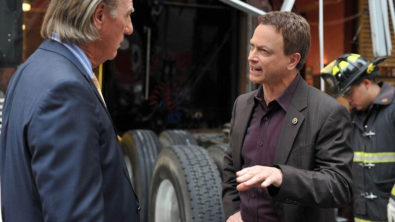 Der Sohn von Medienmogul Robert Dunbrook (Craig T. Nelson) wird auf dem Weg vom Gefängnis in den Gerichtssaal entführt. Er sollte als Kronzeuge gegen seinen Vater aussagen. Mac Taylor (Gary Sinise) vermutet, dass Dunbrook seine Finger im Spiel hatte. – Bild: TVNOW /​ CBS