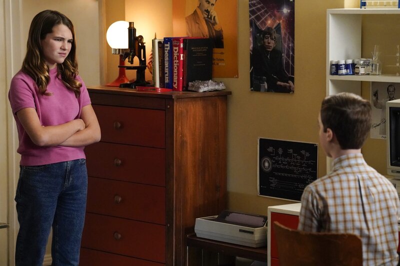 Missy Cooper (Raegan Revord, l.); Sheldon Cooper (Iain Armitage, r.) – Bild: Warner Bros. Entertainment Inc.