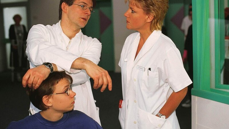Mit Hilfe eines jungen Patienten versucht Dr. Hauser Nikolas Herz zu erobern. – Bild: RTL