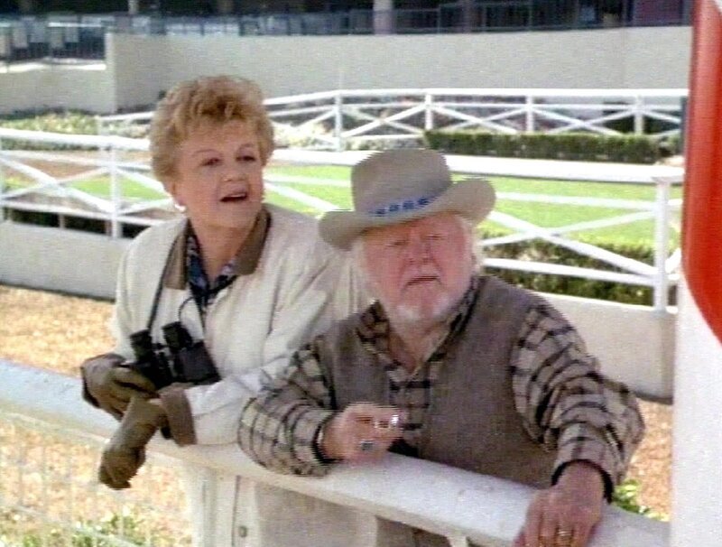 Jessica (Angela Lansbury) besucht den Pferdetrainer Matt Cleveland (Mickey Rooney) auf einem Pferdegestüt in Wally Hampton. – Bild: RTLup