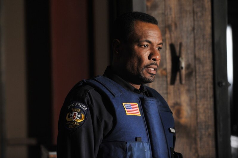 Captain Frank Mahoney (Allan Louis) ist Experte in Sachen Bombenentschärfung, doch diese Situation ist selbst für ihn besonders prekär … – Bild: ABC Studios Lizenzbild frei