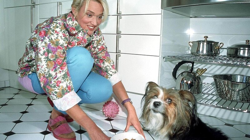 Rita (Gaby Köster) soll Schumanns Hund füttern. Doch Lucki frisst nicht! – Bild: RTL