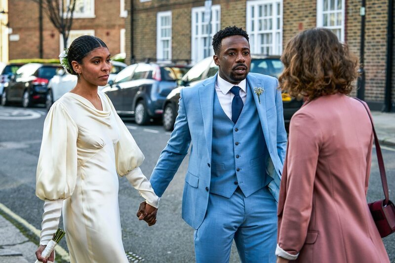 Kieran (Gary Carr, M.) ahnt nichts davon, dass es zwischen Gemma (Thalissa Teixeira, l.) und Ray (Ariane Labed, r.) vor der Hochzeit fast zu einem Kuss kam. – Bild: House Productions