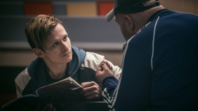 Die Beschatter Staffel 2, Folge 3 2025 Milan erhält Hilfe von einem Hacker, der sich den Detektiven (unfreiwillig) angeschlossen hat. Joel Basman als Charles Lacroix, Dardan Sadik als Milan Gjokaj Regie: Michael Steiner, Timo von Gunten Produktion: Turnus Film AG Kamera: Pascal Walder, Alicja Pahl Drehbuch: Simone Schmid, Francesco Rizzi, André Küttel, Alexander Seibt, Rahel Grunder – Bild: SRF/​Pascal Mora