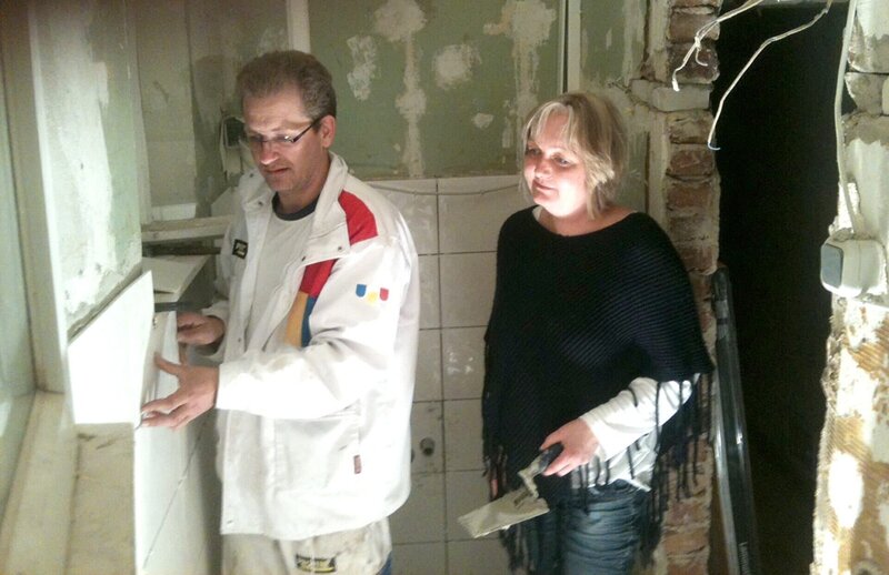 Ute und Thorsten beim Fliesenlegen in ihrem Traumhaus. – Bild: RTL II