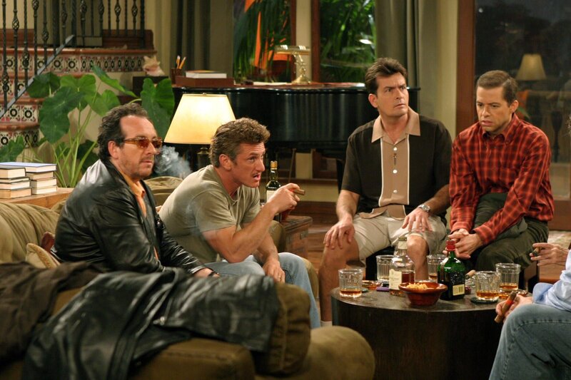 Obwohl Charlie seinen Bruder Alan gebeten hat, nicht zu erscheinen, taucht er auf und stört die Männerrunde mit Elvis Costello, Sean Penn, Harry Dean Stanton und Bobby Cooper. – Bild: Warner Bros. Television