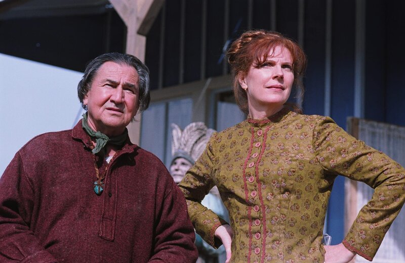 Im Bild: Tecopa (August Schellenberg) und Christine Lord (Sara Botsford). – Bild: TL5 Im Bild: Tecopa (August Schellenberg) und Christine Lord (Sara Botsford). – Bild: TL5