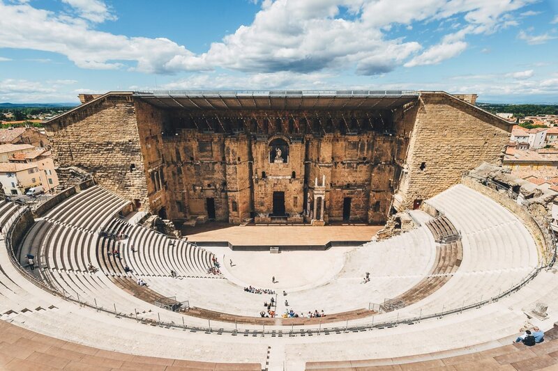 Das römische Amphitheater von Orange: Schauplatz des legendären Auftrittes von Montserrat Caballé – Bild: ORF/​C Major Entertainment/​Culturespaces/​Arôme