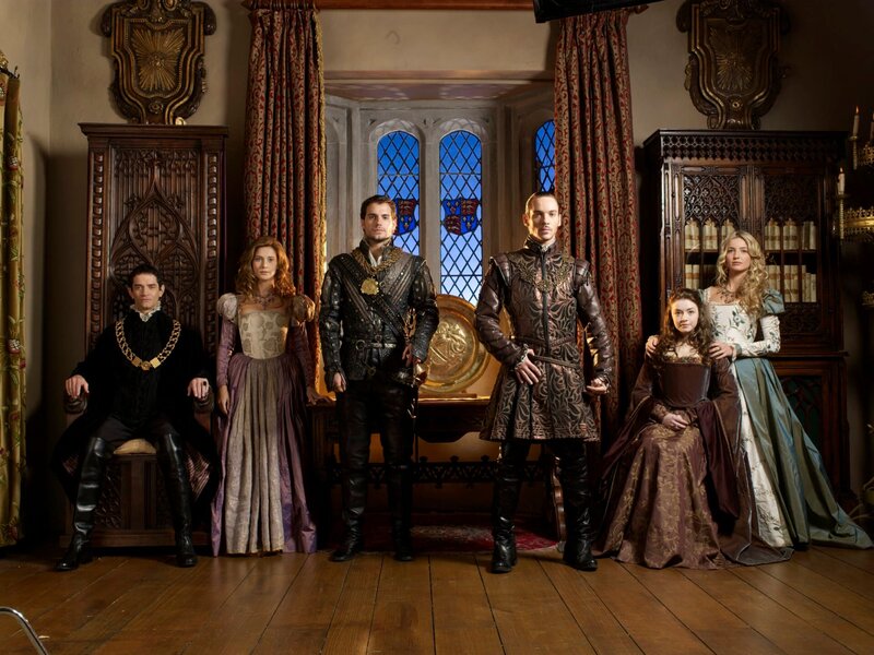 Iers/​Canadees/​Amerikaanse dramareeks over de beruchte Engelse koning Hendrik VIII en de spiraal van passie, ambitie en verraad die zijn veertigjarige regeerperiode hebben getekend. Met: Jonathan Rhys Meyers (koning Hendrik VIII), Max von Sydow (kardinaal Von Waldburg), Henry Cavill (Charles Brandon), James Frain (Thomas Cromwell), Gerard McSorley (Robert Aske), Joss Stone (Anna van Kleef), Alan Van Sprang (Sir Francis Bryan), Annabelle Wallis (Jane Seymour), Mark Hildreth (Reginald Pole) Anthony Brophy (ambassadeur Chapuys) e.a. Regie: Ciaran Donnelly, Jeremy Podeswa Scenario: Michael Hirst – Bild: Turner