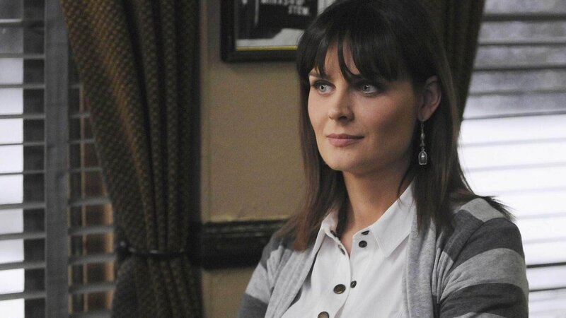 Brennan (Emily Deschanel) lässt sich dazu überreden, Booth beim Transport einer Footballstadion-Sitzreihe zu helfen. – Bild: RTL /​ Fox