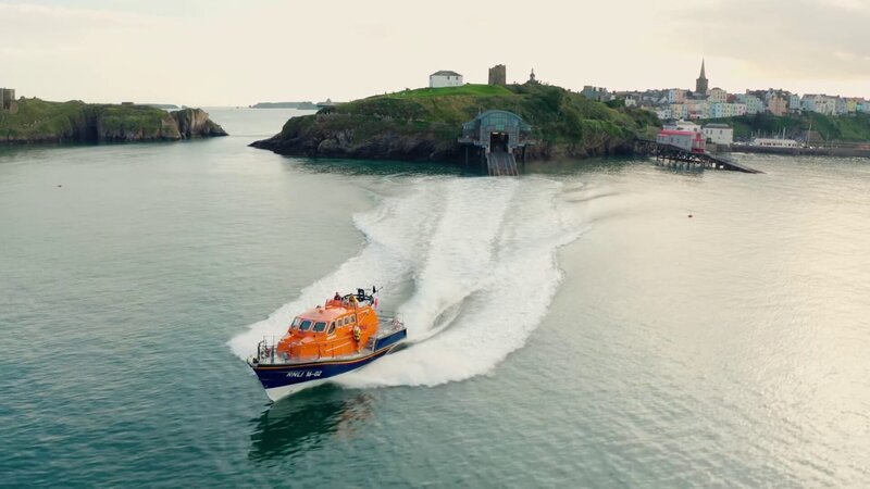Das wöchentliche Training des Rettungskreuzers ist der Höhepunkt der Woche in Tenby. – Bild: ZDF