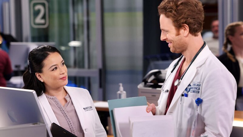 Chicago Med Staffel 8 Folge 18 Flirt in der Notaufnahme: T.V.Carpio als Dr. Grace Song, Nick Gehlfuss als Dr. Will Halstead – Bild: SRF/​NBC Universal