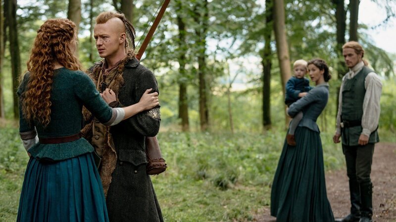 Outlander – Die Highland-Saga Staffel 5 Folge 8 Ein unerwarteter Rückkehrer: Sophie Skelton (Rückansicht) als Brianna Randall Fraser, John Bell als junger Ian, Andrew Adair als Jemmy MacKenzie, Caitriona Balfe als Claire Randall, Sam Heughan als Jamie Fraser – Bild: SRF/​2020 Sony Pictures Television Inc.